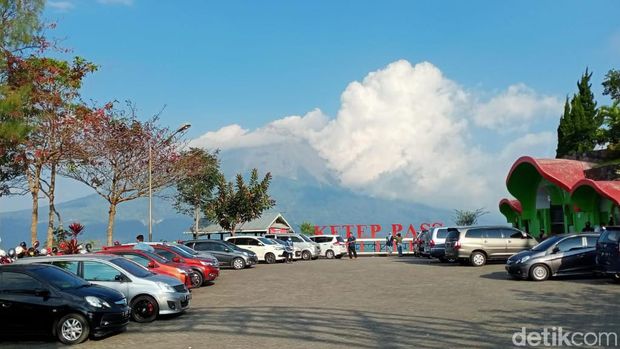 Keramain di objek wisata Ketep Pass Magelang saat long weekend Tahun Baru Hijriah, Kamis (20/8/2020).