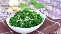 Salah satunya sayuran berdaun hijau seperti bayam dan kale yang merupakan sumber vitamin K. Fungsinya melindungi arteri hingga mengurangi tekanan darahFoto: iStock