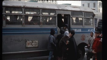 Sistem transportasi umum di Seoul sekarang sangat modern, hal seperti ini hanyalah kenangan suram di masa silam. Foto: Vintages