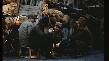 Usai perang Korea, seperti juga di Korea Utara, kondisi Korea Selatan benar-benar hancur dan butuh waktu cukup lama untuk pulih. Ini potret warga di salah satu sudut Seoul. Foto: Vintages