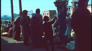 Sadar negaranya sangat miskin, Presiden Park menekankan bahwa rakyat Korea Selatan harus bekerja dengan amat keras, bahkan lebih keras dari rakyat negara-negara lain. Foto: Vintages