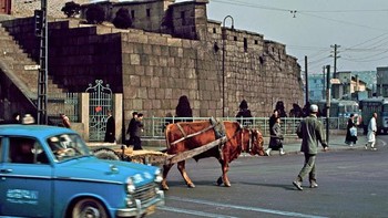 Jalan itu adalah kerja keras dan kerja cepat oleh seluruh warga. Foto: Vintages