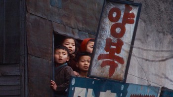 Saat ini, pendapatan per kapita warganya tembus di atas USD 30 ribu. Perusahaan teknologinya seperti Samsung dan LG tenar di mana-mana. Foto: Vintages