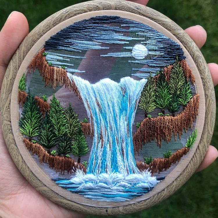 Kreatif! Karya Sulam Tangan Ini Bertema Pedesaan Melalui keterampiran menyulam dan kegemaran akan alam, seniman asal Inggris ini membuat hasil karya sulam tangan yang sangat menakjubkan.