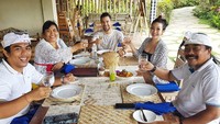 Liburan di Bali, Chef Marinka dan Peter menghabiskan waktu santai bersama. Mereka tak melewatkan momen makan bersama dengan menu asli khas Bali.  Foto: instagram @peteronemusic, @rinrinmarinka