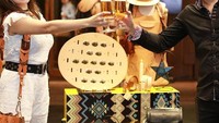 Lewat instagram Chef Marinka maupun Peter, pasangan ini kerap mengunggah foto kulineran bersama. Seperti saat sedang siap minum ini. Cheers! Foto: instagram @peteronemusic, @rinrinmarinka