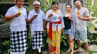 Wanita bertubuh mungil kelahiran 22 Maret 1980 ini tampaknya siap menuju jenjang pernikahan. Chef Marinka maupun sang tunangan bahkan sudah tak malu-malu mengunggah momen mesra.  Foto: instagram @peteronemusic, @rinrinmarinka