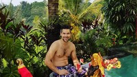 Momen sarapan di kolam renang tak dilewatkan Peter. Ia berpose di depan sampan berisi aneka makanan yang siap jadi menu sarapannya.  Foto: instagram @peteronemusic, @rinrinmarinka