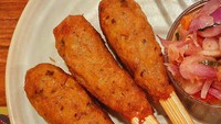 Peter memang orang bule tapi karena sering ke Indonesia, ia jadi doyan ragam kuliner khas Indonesia. Lidahnya kecantol dengan kelezatan sate lilit khas Bali.  Foto: instagram @peteronemusic, @rinrinmarinka