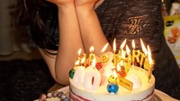 Saat Chef Marinka ulang tahun, Peter memberikan surprise sebuah kue ulang tahun. Dengan senyum mengembang, Chef Marinka meniup lilin di atas kuenya.  Foto: instagram @peteronemusic, @rinrinmarinka