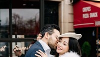 Kisah asmara Chef Marinka memang tak banyak terendus publik. Hingga akhirnya, wanita berusia 40 tahun ini memamerkan foto bersama pria bule yang disebutnya sebagai tunangan.  Foto: instagram @peteronemusic, @rinrinmarinka