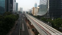 Hanya terlihat beberapa sepeda motor dan mobil yang sesekali melintas.