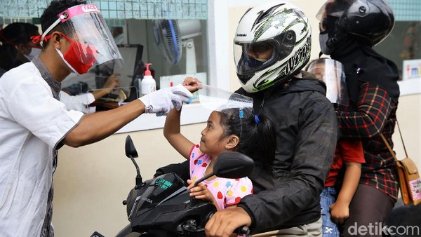 Meski di tengah pandemi COVID-19, tak sedikit warga yang mendatangi Taman Mini Indonesia Indah (TMII) untuk berwisata bersama keluarga. Namun, guna mencegah penyebaran virus Corona, para pengunjung yang hendak masuk ke objek wisata tersebut akan terlebih dahulu diukur suhu tubuhnya. Meski di tengah pandemi COVID-19, tak sedikit warga yang mendatangi Taman Mini Indonesia Indah (TMII) untuk berwisata bersama keluarga. Namun, guna mencegah penyebaran virus Corona, para pengunjung yang hendak masuk ke objek wisata tersebut akan terlebih dahulu diukur suhu tubuhnya.