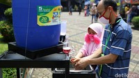 Sejumlah fasilitas penunjang penerapan protokol kesehatan, seperti tempat cuci tangan pun tersedia di beberapa area objek wisata tersebut.