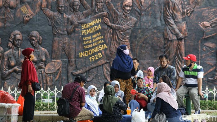 Libur Tahun Baru Islam, TMII Ramai Diserbu Warga Objek wisata Taman Mini Indonesia Indah ramai didatangi warga saat tahun baru Islam 1442 H. Tak sedikit warga yang datang ke TMII bersama keluarga.
