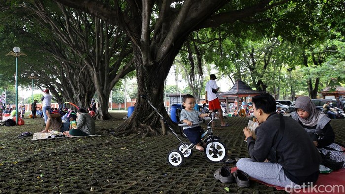 Libur Tahun Baru Islam, TMII Ramai Diserbu Warga Objek wisata Taman Mini Indonesia Indah ramai didatangi warga saat tahun baru Islam 1442 H. Tak sedikit warga yang datang ke TMII bersama keluarga.