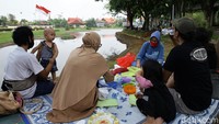 Tampak sejumlah keluarga membawa tikar serta bekal makanan untuk makan siang bersama keluarga di taman yang berada di kawasan objek wisata TMII.