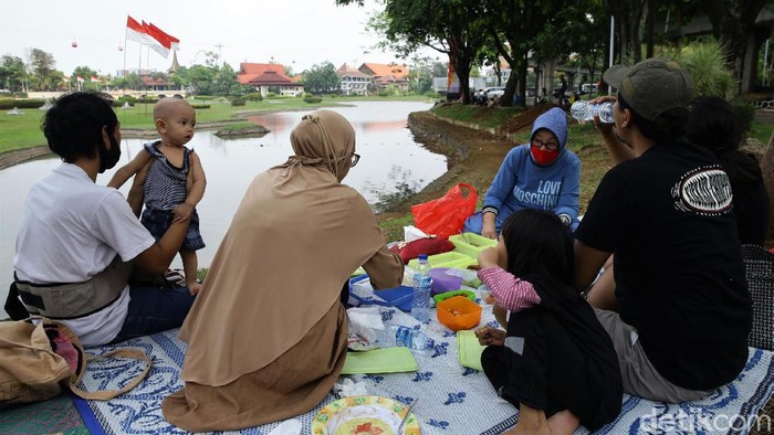 Libur Tahun Baru Islam, TMII Ramai Diserbu Warga Objek wisata Taman Mini Indonesia Indah ramai didatangi warga saat tahun baru Islam 1442 H. Tak sedikit warga yang datang ke TMII bersama keluarga.