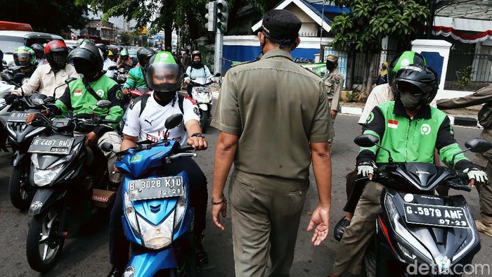 Meski Hari Libur, Satpol PP Razia Pengendara Tak Bermasker Meski di hari libur, petugas Satpol PP tetap menggelar razia bagi pengendara yang tak menggunakan masker. Razia dilakukan di jalan Proklamasi, Jakarta, Kamis (20/8).