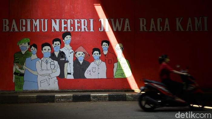 Mural melawan penyebaran virus Corona hiasi kawasan Setu, Cilangkap, Jaktim. Mural itu dibuat untuk dukung perjuangan para petugas di garda depan lawan COVID-19