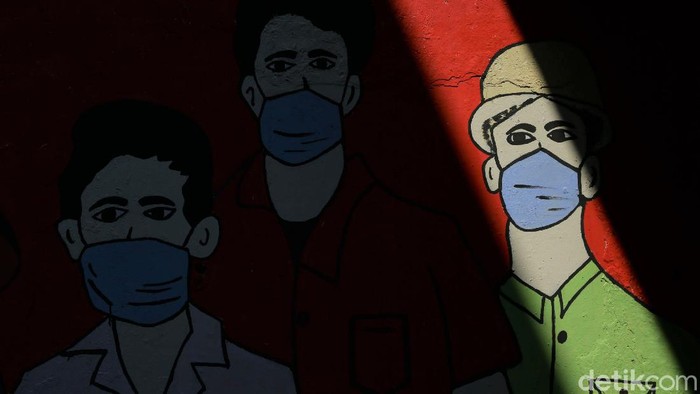Mural melawan penyebaran virus Corona hiasi kawasan Setu, Cilangkap, Jaktim. Mural itu dibuat untuk dukung perjuangan para petugas di garda depan lawan COVID-19