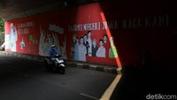 Dalam mural tersebut terlihat gambar dokter, perawat hingga aparat keamanan yang diketahui menjadi garda terdepan dalam upaya menanggulangi penyebaran virus Corona di Indonesia.