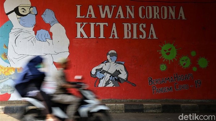 Mural Lawan COVID-19 Mejeng di Jakarta Timur Mural melawan penyebaran virus Corona hiasi kawasan Setu, Cilangkap, Jaktim. Mural itu dibuat untuk dukung perjuangan para petugas di garda depan lawan COVID-19
