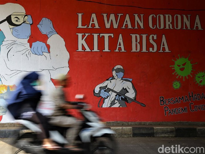 Mural melawan penyebaran virus Corona hiasi kawasan Setu, Cilangkap, Jaktim. Mural itu dibuat untuk dukung perjuangan para petugas di garda depan lawan COVID-19