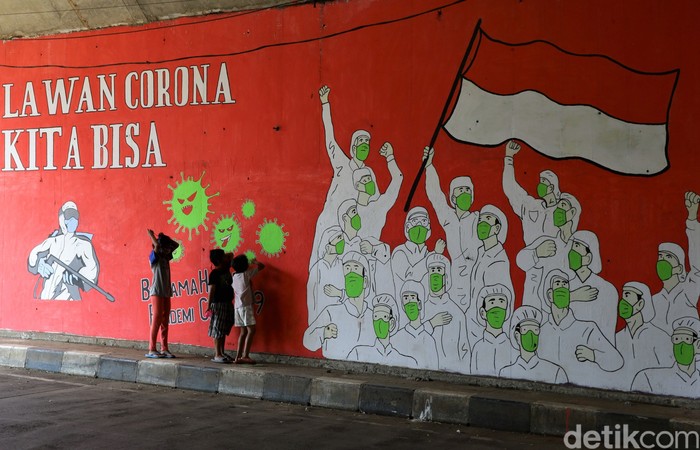 Mural melawan penyebaran virus Corona hiasi kawasan Setu, Cilangkap, Jaktim. Mural itu dibuat untuk dukung perjuangan para petugas di garda depan lawan COVID-19