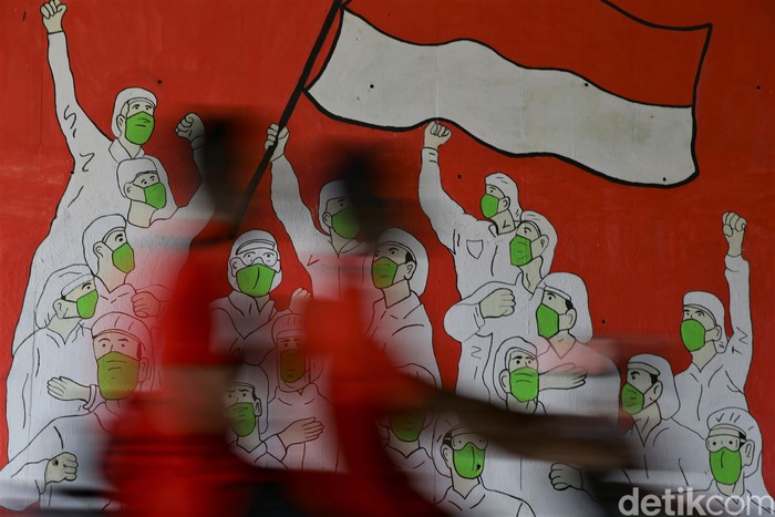 Mural melawan penyebaran virus Corona hiasi kawasan Setu, Cilangkap, Jaktim. Mural itu dibuat untuk dukung perjuangan para petugas di garda depan lawan COVID-19