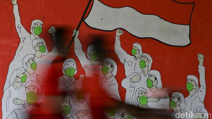 Mural melawan penyebaran virus Corona hiasi kawasan Setu, Cilangkap, Jaktim. Mural itu dibuat untuk dukung perjuangan para petugas di garda depan lawan COVID-19