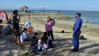 Pantai Sanur di Denpasar, Bali, pun tak ketinggalan ramai didatangi oleh para wisatawan saat libur panjang. ANTARA FOTO/Nyoman Hendra Wibowo.