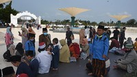 Sejumlah wisatawan mengunjungi kawasan wisata religi kompleks Masjid Kesultanan Banten di Kasemen, Serang, Banten, Kamis (20/8/2020). ANTARA FOTO/Asep Fathulrahman.