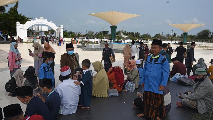 Objek Wisata di Banten-Bali Ramai Wisatawan Saat Libur Panjang Objek wisata di berbagai daerah Indonesia ramai didatangi warga saat libur panjang. Beberapa diantaranya Kompleks Masjid Kesultanan Banten hingga pantai di Bali