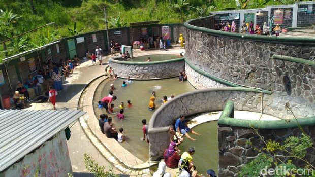 Pemandian air panas Padusan di Kecamatan Pacet, Kabupaten Mojokerto diserbu wisatawan yang menikmati long weekend. Pengelola objek wisata membatasi jumlah pengunjung, maksimal 1.400 orang dalam satu hari.
