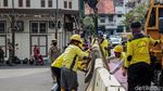 Pemasangan Barrier Beton di Kawasan Kota Tua