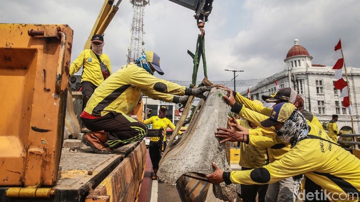 Pembatas beton tampak terpasang di kawasan Kota Tua, Jakarta. Pemasangan barrier beton tersebut dilakukan untuk pastikan arus lalu lintas lancar di kawasan itu.