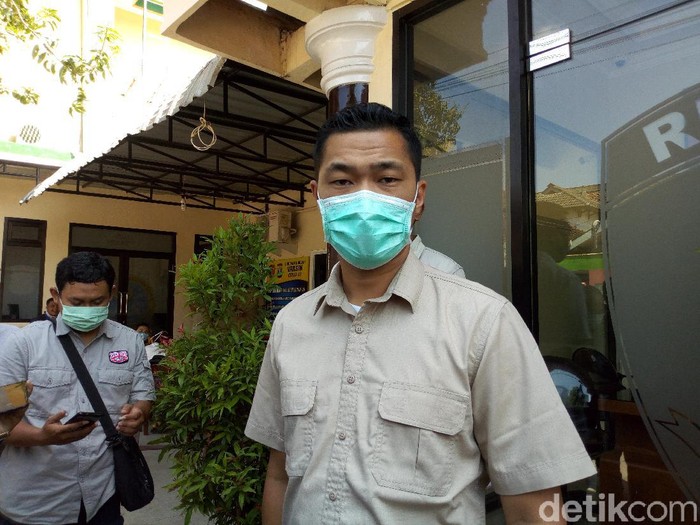 Pria di Ponorogo, MR (22) memeras mantan pacarnya. Pengangguran ini melakukan pemerasan dengan mengancam akan menyebarkan video bugil korban.