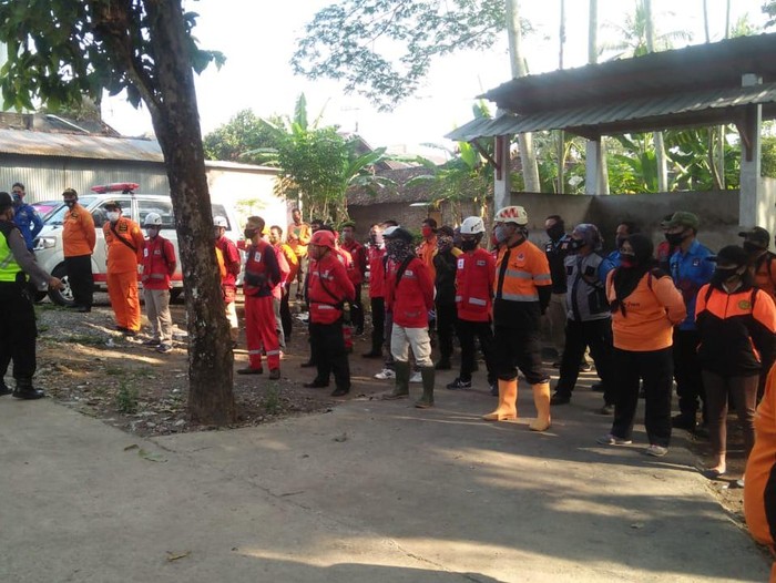 Pencarian Eksan Aji Saputra yang hilang sejak kemarin setelah pamit mandi di Sungai Grogolyudan, Kabupaten Magelang, Kamis (20/8/2020).