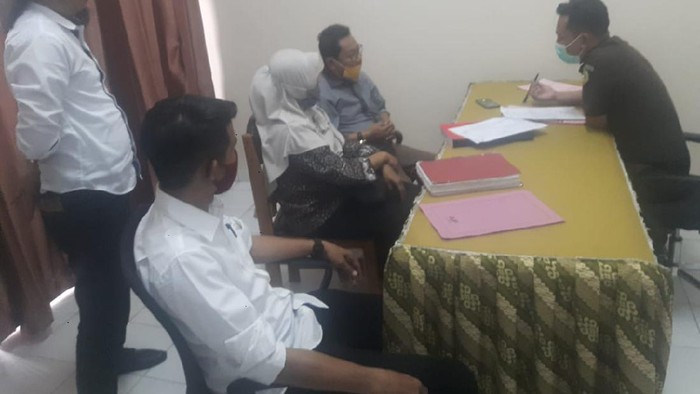 Penyerahan berkas anggota DPRD Donggala pengelola tambang emas ilegal