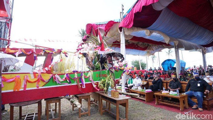 Nelayan di pesisir Lampon, Kecamatan Pesanggaran menggelar tradisi petik laut. Tradisi ini digelar sebagai rasa syukur atas melimpahnya hasil laut selama setahun.