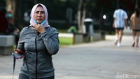 Warga tampak memakai masker dengan tidak benar.