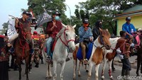 Terlihat ada lima ekor kuda yang disiapkan pada kegiatan ini.