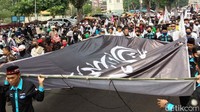 Peserta terlihat membawa sejumlah bendera organisasi. Terlihat juga bendera tauhid berbagai ukuran yang dibawa peserta aksi.