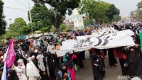 Peserta parade terlihat ada yang menggunakan masker dan ada juga yang tidak. Para peserta juga tidak berjarak saat pelaksanaan parade.