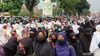 Parade ini dilanjutkan dengan aksi berjalan kaki oleh peserta dengan mengelilingi sejumlah ruas jalan di Kota Medan.