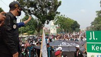 Petugas tampak mengatur massa.