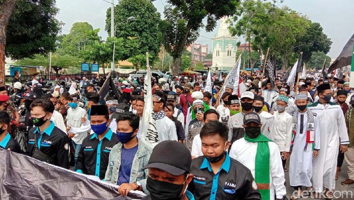 Potret Warga Medan Tumpah Ruah Peringati 1 Muharam Warga Kota Medan, Sumatera Utara (Sumut), tumpah ruah ke jalan memperingati Tahun Baru Islam 1 Muharam 1442 H. Peringatan itu diwarnai parade berkuda.