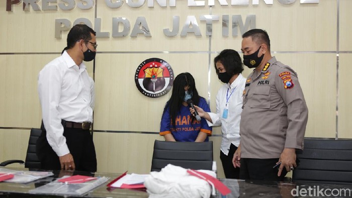 Untuk menambah penghasilan di tengah pandemi COVID-19, Mami Christiani atau Sanny nekat menawarkan LC atau pemandu lagu di Arjuna Pub & Karaoke, untuk melayani prostitusi. Polisi akhirnya menetapkan Sanny menjadi tersangka.