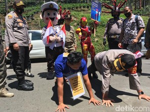 Aksi Petugas Gabungan Bikin Jera Wisatawan Tak Bermasker di Mojokerto